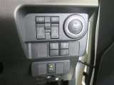 便利な両側パワースライドドア。降車時に運転席のスイッチを押して予約すれば、電子キーを持って近づくだけでドアが自動で開く「ウェルカムオープン機能」も使用できます!