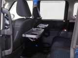 後席には折り畳み式のテーブルがあります。車内での軽食のときに便利ですね。