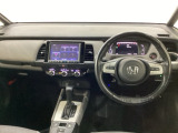 車内は光触媒抗菌消臭施工済です。スタイリッシュなデザインでスポーティなインパネ周りを演出します。グローブボックスやカップホルダーのほかにトレーなどたくさんの収納スペースが付いています。