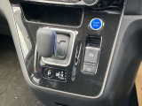 電動パーキングブレーキ装備!また、オートブレーキホールド機能もありますので、停車時ブレーキペダルから足を離してもブレーキ力を保持しているので動き出しません。(アクセルペダルを踏むと解除され発進します)