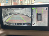 アラウンドビューモニターまるで車を真上から映したような映像で、前後左右の感覚が分かります♪車庫入れや駐車時に大活躍の機能です。