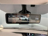 車両後方のカメラ映像をミラー面に投影します。社内の状況や天候に左右されずいつでもクリアな後方視界が得られます。