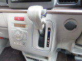 インパネシフトだから視線の移動も少なく足元もスッキリ。運転席もゆったりしているのでゆとりを持ってドライブできますね。
