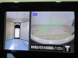 パノラミックビューモニター付きです。車両を上から見たような映像をディスプレイオーディオ画面に表示。運転席からの目視だけでは見にくい、車両周辺の状況をリアルタイムでしっかり確認できます。