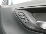 運転席のシートポジションを記憶・再現できるメモリー機能を搭載しています。