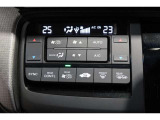 運転席と助手席の温度設定の変更が可能な左右独立タイプのデュアルエアコンです♪♪♪暑がりな人・寒がりな人も誰もが車内を快適にお過ごしいただけます♪♪♪