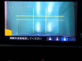 バックカメラの画像です。ガイドラインがスムースな車庫入れをサポートいたします。車庫入れの安心感がアップしますね。