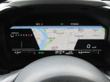 運転に必要な情報をグラフィカルに表示し、少ない視線移動で瞬時に認識できる先進的な液晶メーター。こちらはナビゲーション情報と連携する「地図画面」になります。