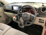 運転席周りのレイアウトをご覧ください。ナビゲーションが綺麗に装着されすっきり収まってますね!