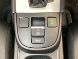 セレクトレバーの下に電子制御パーキングブレーキがあります。スイッチひとつで、停車した地点の傾斜などをシステムが検知・判断してブレーキ力を自動的に最適制御し、しっかり停車できるパーキングシステムです。