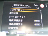 エマージェンシーブレーキは、 約10〜80km/h の範囲で前方の車両や歩行者と衝突する可能性がある場合に作動し、自動的に停止又は減速することにより 衝突回避や衝突被害の軽減を図ります。