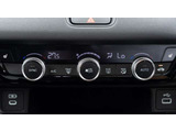 オートエアコンは運転席側と助手席側でそれぞれ自由に温度設定ができます。冬でも快適にドライブできるシートヒーター付きです。