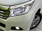 【LEDヘッドライト】悪天候や夜間走行時も良好な視界を確保し安心して運転できる高輝度LEDヘッドライトを装備!点灯速度が早く、消費電力も抑えられています。