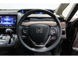 運転中もハンドルでの操作が可能です。特に高速道路等の目が離せない運転時には、便利さだけでなく、安全性も兼ね備えております。