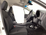 広い足元にゆったり座れるシートには肘掛けも装備しており長距離の運転でも疲れにくくなってます。