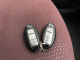 ドアの開閉時、両手が荷物で塞がっている時はキーレスでのカギの解除が大変ですよね。スマートキーはポケットやバッグに入れておけば、ドアロックの解除がやエンジンスタートが可能です。とても便利な機能ですね