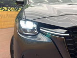 【LEDヘッドライト】悪天候や夜間走行時も良好な視界を確保し安心して運転できる高輝度LEDヘッドライトを装備!点灯速度が早く、消費電力も抑えられています。