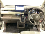 車内は光触媒抗菌消臭施工済です。インパネ周りはスタイリッシュなデザインで機能や装備も充実しています。グローブボックスやカップホルダーのほかにトレーなどたくさんの収納スペースが付いています。