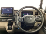 視認性のよいインパネ周りです。操作スイッチやカップホルダーも使いやすい位置に配置されています