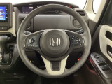ハンドルにHondaセンシング系のクルーズコントロールやレーンキープアシストなどのスイッチと、オーディオの操作スイッチが装備されています。ハンドルから手を離さず安全に操作できます。