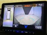 パノラミックビューモニターを装備。駐車場や交差点でクルマを真上から見るように周囲を確認できます。機能の詳細は販売店スタッフまでおたずねください。