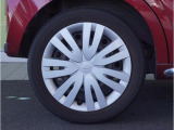 【ホイールキャップ】車に良く似合う純正ホイールキャップが装備されています。ノーマルタイヤ、スタッドレスタイヤもスズキ自販島根にお任せください。