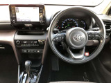 シンプルで使いやすいコクピット。視界性もよく運転しやすいですよ。スイッチ類も使いやすい場所に配置されています。