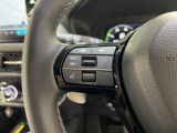 運転中もハンドルでの操作が可能です。特に高速道路等の目が離せない運転時には、便利さだけでなく、安全性も兼ね備えております。