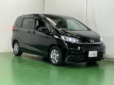 狭い駐車場でも、スライドドアならチャイルドシートへのお子さまの乗降や荷物の積載もスムーズ。とても便利な【両側電動スライドドア】ドアハンドを少し引くだけでリアドアが自動開閉します。