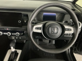【ハンドル】運転にかかわる様々な操作を安全に行えるように視点移動が少なく操作性に配慮されたスイッチ類が凝縮されたコックピットです。