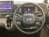 【ハンドル】運転にかかわる様々な操作を安全に行えるように視点移動が少なく操作性に配慮されたスイッチ類が凝縮されたコックピットです。