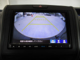 バックカメラの画像です。ガイドラインがスムースな車庫入れをサポートいたします。車庫入れの安心感がアップしますね。