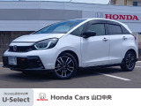プラチナホワイト・パールのフィット e:HEV RSです。Honda CONNECT ディスプレーを装備しています。細かいこだわりのアイテムが数点取付けられています。