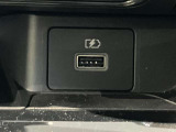 USB電源ソケットが前席中央にあり、便利に使えます☆