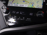 ★使いやすさや安全性を追求したステアリング周り!高級車ゆえにスイッチ類が多いのも特徴ですね!考え尽くされた配置ですぐに使いこなす事が出来ますのでご安心下さい!是非、体感してみて下さい!!