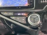 【オートエアコン】一度お好みの温度に設定すれば、車内の温度を検知し風量や温度を自動で調整。暑い&hellip;寒い&hellip;と何度もスイッチ操作をする必要はありません。快適な車内空間には必須の機能ですね♪