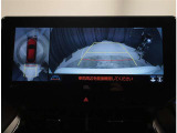 バックモニター付き。駐車の際のサポートとなり、必須アイテムのひとつですよね。それでも、バックする際は必ずご自身の目で確認をしてください。パノラミックビューで上から見下ろした視点でも確認できます!
