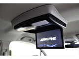 天井にはALPINE製の後席フリップダウンモニターを装備。後席の同乗者も映像を楽しめ、長距離移動も快適に過ごせます