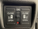 リアドアは乗り降りに便利な両側電動スライドドアです。また運転席に座っていながらスイッチ操作で自在にスライドドアを開け閉めできます。