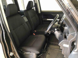 運転席の座面高さを調整できるシートリフターが付いています。