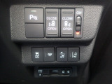パーキングセンサーや横滑りを防ぐVSA等のスイッチ類は運転席の右側、手の届きやすい位置にあります。