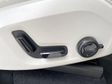【メモリー機能付きパワーシート】ドライバーごとに設定したシート位置を記憶して、ボタン一つで切り替えできる便利な機能!運転する方が複数名いらっしゃるご家庭におすすめです。