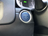 エンジンスタートボタンです。キーが車内にあれば、エンジンの始動・停止はブレーキを踏んでスイッチを押すだけ!キーを取り出す手間を省き、ワンプッシュでエンジンを操作するので簡単でスムーズです。