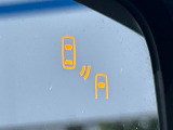 【リヤビークルディティクション】走行中、ドアミラーの死角になりやすい箇所に後続車が接近するとサイドミラー付近に警告を表示、ドライバーに注意喚起と、万一の際はハンドル操作をアシストをします。