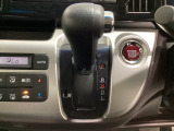 CVT車のセレクトレバーです。低速から高速まで、変速ショックのないスムーズな走りを実現するとともに、エンジン効率のよい領域を維持することで燃費にも貢献します。