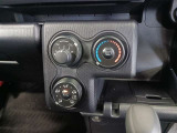 シンプルで使いやすいマニュアルエアコン。適切に操作することで快適な車内環境を保つことができます。