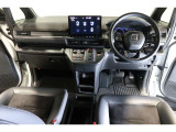 ドライバーを包み込むように、ディスプレーやスイッチ、コンソールを配置。座った瞬間から運転への期待が!空間そのものの心地よさにこだわっています。