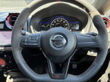 ハンドルには各種スイッチがありますが、運転中でも操作がしやすくなっております。
