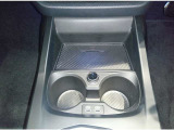 【置き型充電器】置き型充電に対応しております。お持ちの携帯電話が置き型充電器対応でしたら、充電コードの必要なく、すっきりとした車内のまま携帯の充電が可能です。