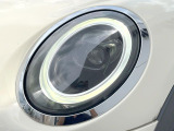 ●LEDヘッドライト:夜間走行時も良好な視界を確保し安心して運転できる高輝度LEDヘッドライトを装備!点灯速度が早く、消費電力も抑えられています。
